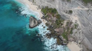 Nusa Penida, Bali, Endonezya 'daki muhteşem turkuaz mavi okyanuslu hava aracı manzaralı elmas plajı. Beyaz uçurum, okyanus, kaya, plaj.