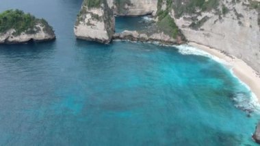 Nusa Penida, Bali, Endonezya 'daki muhteşem turkuaz mavi okyanuslu hava aracı manzaralı elmas plajı. Beyaz uçurum, okyanus, kaya, plaj.