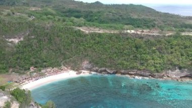 Nusa Penida, Bali, Endonezya 'daki deniz ve mavi okyanus dalgalarının insansız hava aracı görüntüsü. Rocky Sahili ve Koyları Genel Görünümü 