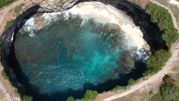 Flygdrönare Ovanifrån Broken Beach Nusa Penida Bali Indonesien Overhead View — Stockvideo