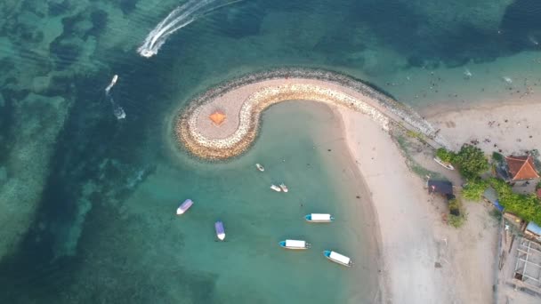 Luchtfoto Drone Uitzicht Oceaan Boten Strand Kust Sanur Beach Bali — Stockvideo