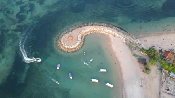 Vista Aérea Drone Oceano Barcos Praia Costa Sanur Beach Bali — Vídeo de Stock