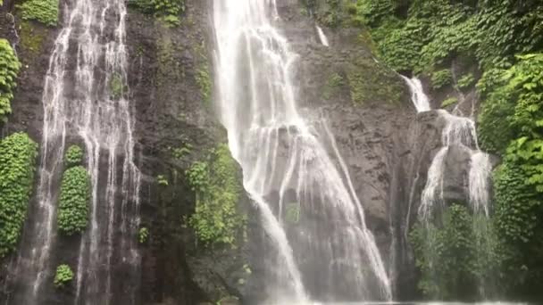 Kuzey Bali Adasındaki Banyumala Şelalesi Endonezya Tropikal Yağmur Ormanlarında Kayalık — Stok video