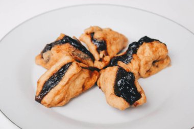 Beyaz arka planda petis soslu kızarmış tofu veya tahu, Endonezya usulü japon yemeği..