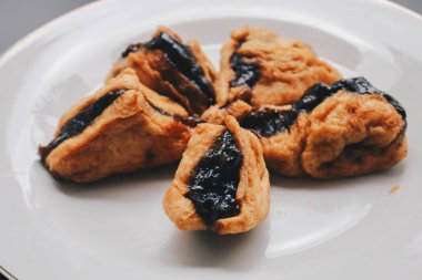 Beyaz arka planda petis soslu kızarmış tofu veya tahu, Endonezya usulü japon yemeği..