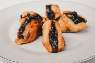 Beyaz arka planda petis soslu kızarmış tofu veya tahu, Endonezya usulü japon yemeği..