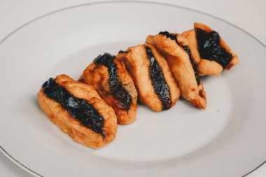 Beyaz arka planda petis soslu kızarmış tofu veya tahu, Endonezya usulü japon yemeği..