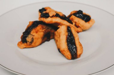 Beyaz arka planda petis soslu kızarmış tofu veya tahu, Endonezya usulü japon yemeği..