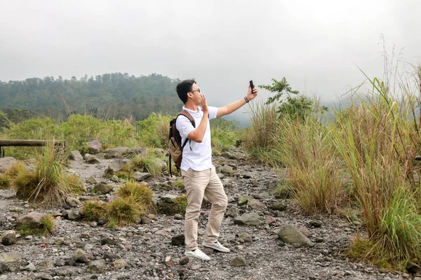 Joven Asiático Mochilero Hombre Feliz Tomando Vlog Vídeo Con Smartphone —  Fotos de Stock