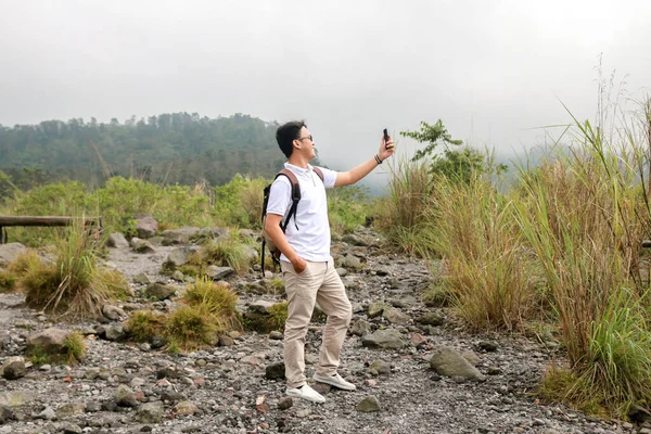 Joven Asiático Mochilero Hombre Feliz Tomando Vlog Vídeo Con Smartphone —  Fotos de Stock