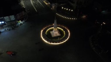 Tugu Jogja 'nın ya da Endonezya' daki Yogyakarta Anıtı 'nın gece görüşü. Yogyakarta, Endonezya - Ekim, 2020