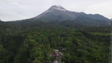 Yogyakarta 'da sabah Merapi Dağı' nın manzarası 