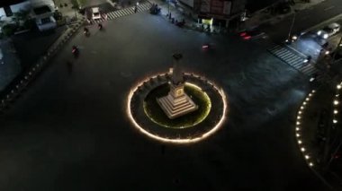 Tugu Jogja ya da Yogyakarta Anıtı, Endonezya 'nın hava gece görüşü zaman aşımı. 