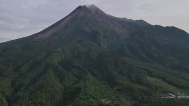 Merapi Dağı 'nın hızlandırılmış hava görüntüsü. Endonezya Volkan Manzarası Görünümü.