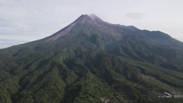 Γραφική Αεροφωτογραφία Του Όρους Μεράπι Πρωί Στη Γιογκιακάρτα — Αρχείο Βίντεο