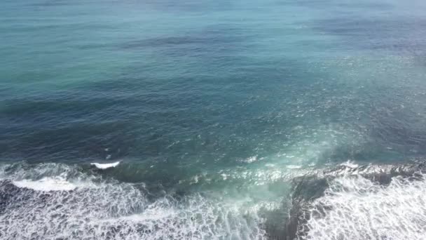 Luftaufnahme Schöner Nahtloser Nie Endender Aufnahmen Während Blaue Meereswellen Der — Stockvideo