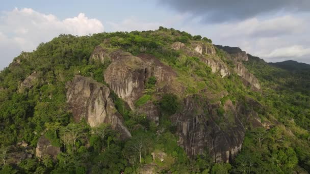崖の空中ビュー インドネシア ジョグジャカルタのGunung Api Purba — ストック動画