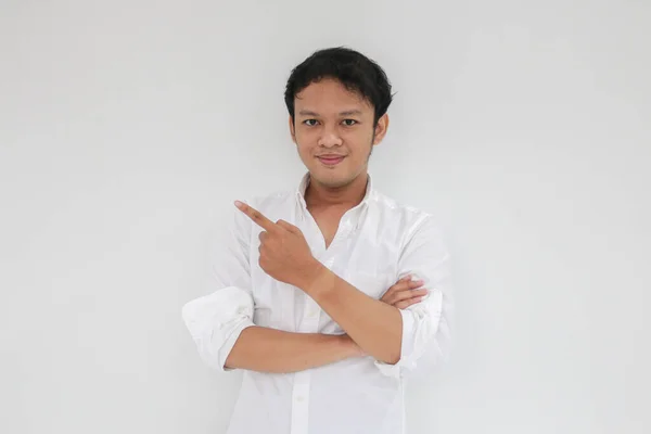 Senyum Pria Muda Asia Dengan Kemeja Putih Dengan Tangan Menunjuk — Stok Foto