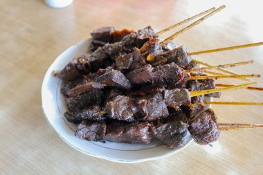 Sate Paru veya sığır ciğeri, yumuşak dokuya sahip satay. Endonezya 'dan geleneksel yiyecekler