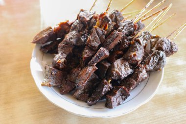 Sate Paru veya sığır ciğeri, yumuşak dokuya sahip satay. Endonezya 'dan geleneksel yiyecekler
