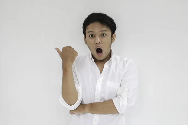 Genç Asyalı Adamın Beyaz Gömleği Şaşırdı Haykırıyor Vay Canına Parmağıyla — Stok fotoğraf