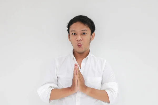 Joven Hombre Asiático Con Camisa Blanca Las Manos Saludo Con — Foto de Stock
