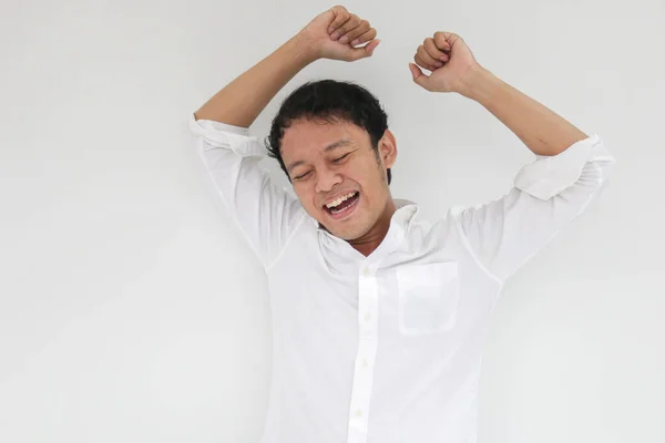 Heureux Excité Souriant Jeune Homme Asiatique Levant Bras Pour Célébrer — Photo