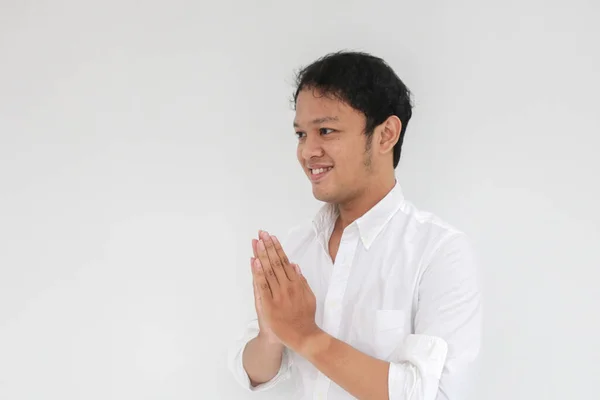Jovem Asiático Vestindo Camisa Branca Cumprimentando Mãos Com Grande Sorriso — Fotografia de Stock