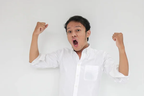 Feliz Emocionado Sonriente Joven Asiático Levantando Brazo Para Celebrar Éxito — Foto de Stock