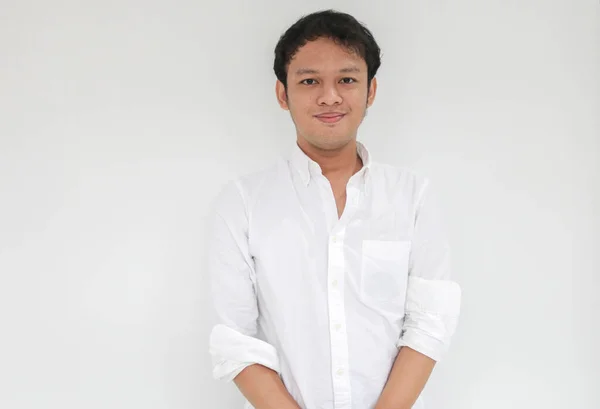 Portret Młodego Azjaty Białej Koszuli Patrzącego Kamerę Uśmiechniętego Szczęśliwego Wyrazu — Zdjęcie stockowe