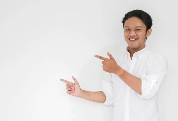 Ung Asiatisk Man Vit Skjorta Med Hand Punkt Tomt Utrymme — Stockfoto