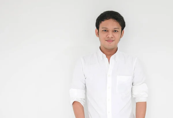 Mladý Asiat Bílé Košili Drží Ruce Šťastným Úsměvem Sebedůvěrou Úspěšný — Stock fotografie