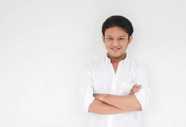 Mladý Asiat Bílé Košili Drží Ruce Šťastným Úsměvem Sebedůvěrou Úspěšný — Stock fotografie
