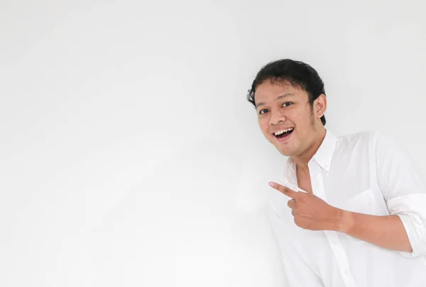 Lächeln Eines Jungen Asiatischen Mannes Weißen Hemd Mit Handspitze Auf — Stockfoto