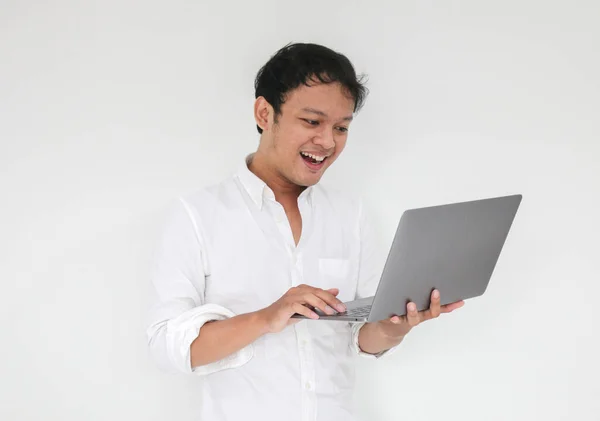 Jovem Asiático Homem Sorriso Desfrutar Quando Trabalha Casa Com Computador — Fotografia de Stock