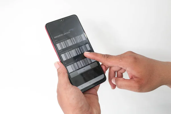 Beyaz arkaplanda bulunan cep telefonu ekranındaki imei kodunun ayrıntılı fotoğrafı