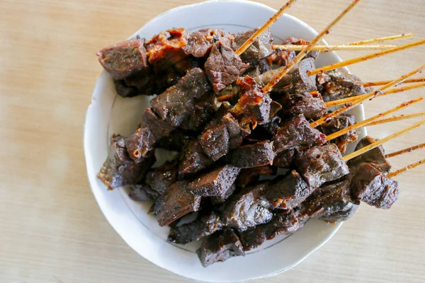 柔らかい食感のパルーや牛肉の肺サテをお召し上がりください インドネシアの伝統料理 — ストック写真