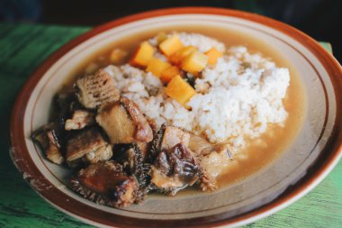 Sop Senerek veya Red böbrek fasulyesi çorbası, Endonezya, Magelang 'dan geleneksel yemek çorbası. Endonezya geleneksel yemekleri.