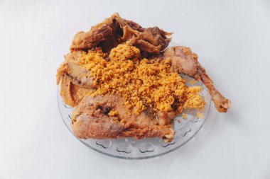 Ingkung tavuğu genellikle dini törenler, kutlamalar, ölüm törenleri gibi çeşitli geleneksel etkinlikler ve kutlamalar için büyük bir fincanda servis edilir..