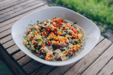 Sambal Matah. Geleneksel çiğ biber ve limon otu Bali 'den geliyor. Beyaz bir kasede kaplanmış..