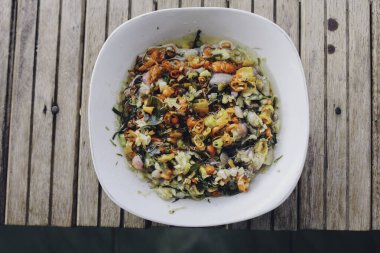 Sambal Matah. Geleneksel çiğ biber ve limon otu Bali 'den geliyor. Beyaz bir kasede kaplanmış..