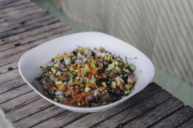 Sambal Matah. Geleneksel çiğ biber ve limon otu Bali 'den geliyor. Beyaz bir kasede kaplanmış..