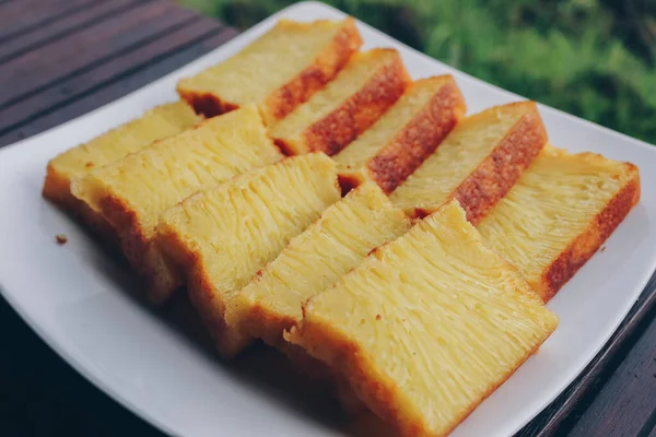 Bika Ambon Pastel Indonesio Con Rebanadas Cuadradas Plato Blanco Tarta —  Fotos de Stock