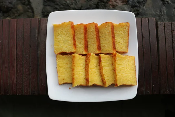Bika Ambon Indonesisk Tårta Med Fyrkantiga Skivor Vit Plåt Gul — Stockfoto