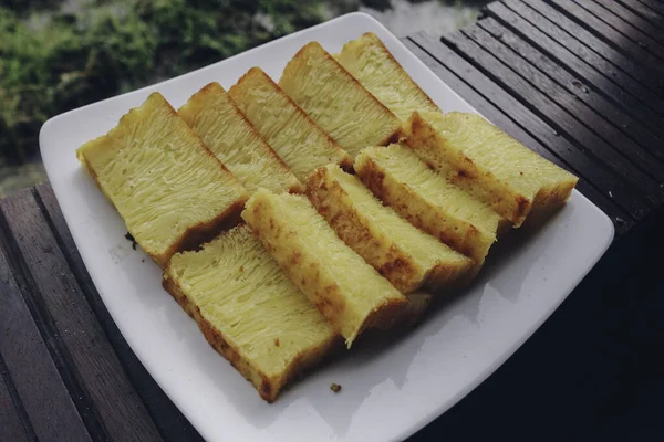 Bika Ambon Torta Indonesiana Fette Quadrate Piatto Bianco Torta Gialla — Foto Stock