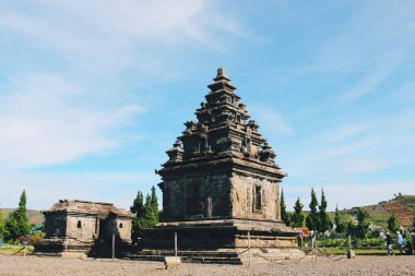 Yerel turistler Dieng Platosu 'ndaki Arjuna tapınağını ziyaret ettiler.