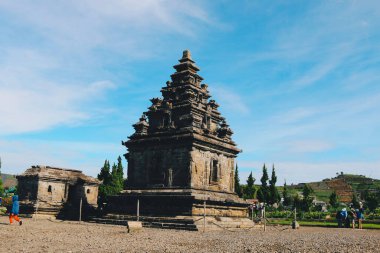 Yerel turistler Dieng Platosu 'ndaki Arjuna tapınağını ziyaret ettiler.