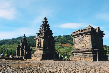 Yerel turistler Dieng Platosu 'ndaki Arjuna tapınağını ziyaret ettiler.