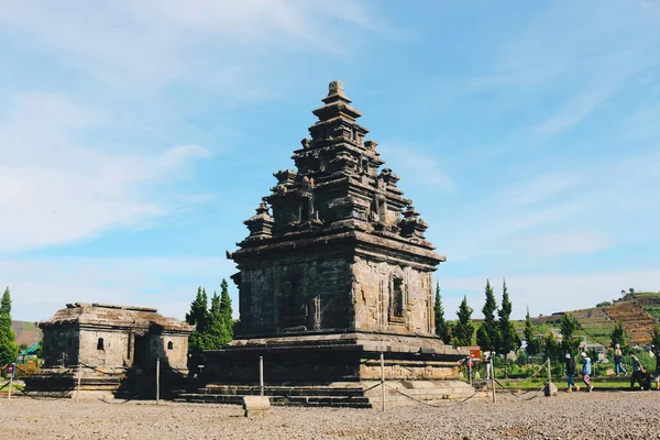 Los Turistas Locales Visitan Complejo Del Templo Arjuna Meseta Dieng — Foto de Stock