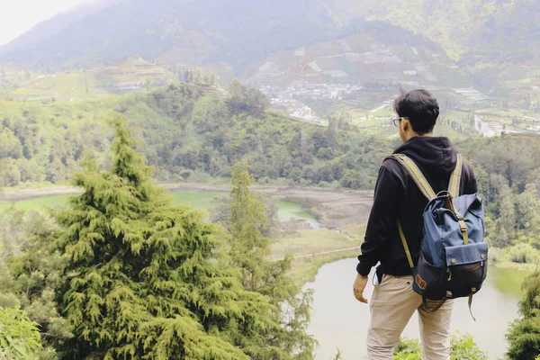 Joven Asiático Mochilero Hombre Feliz Disfrutar Viajar Montaña —  Fotos de Stock